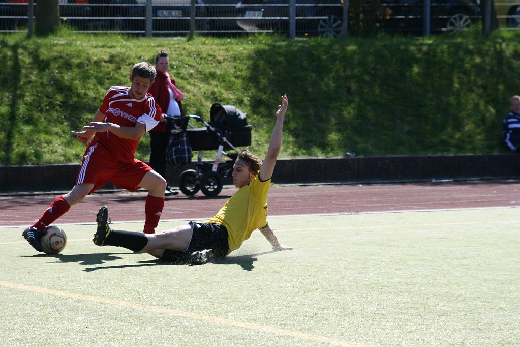 Hhafen-Sereetz 3-0 009.jpg - Doch nicht auf diesem Belag, Junge. Aua.